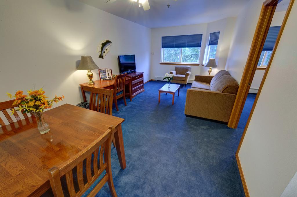Frontier Suites Hotel In Juneau Exteriör bild